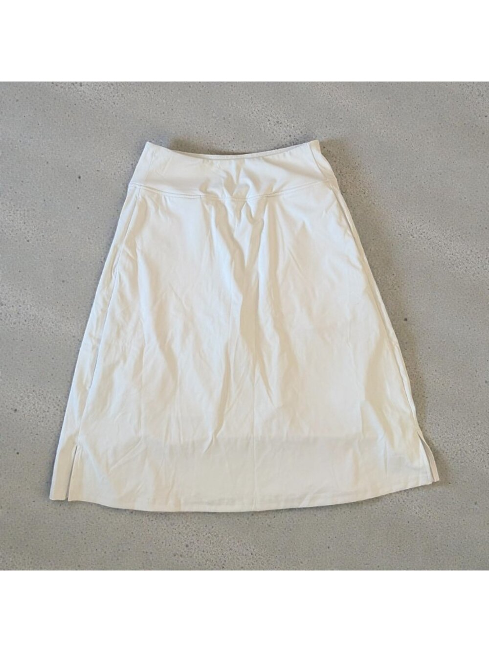 VIDDIA White Modest Below the Knee Active Skort Size Small